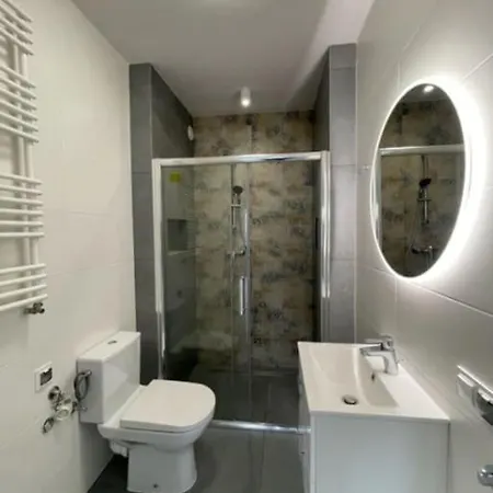 アパート Sloneczny Kamienica Grochow With Free Parking ワルシャワ